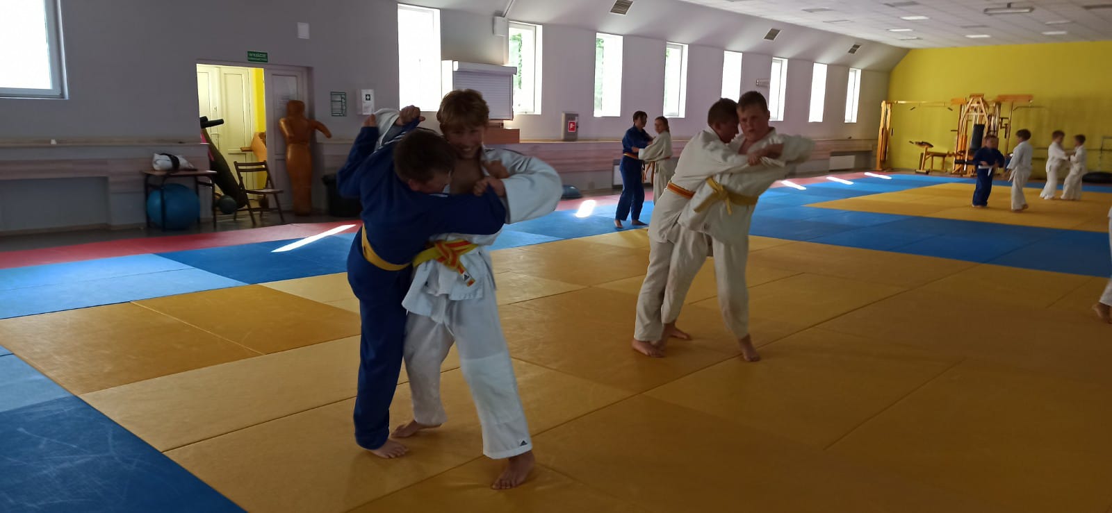 Grupa dziecięca judo na macie