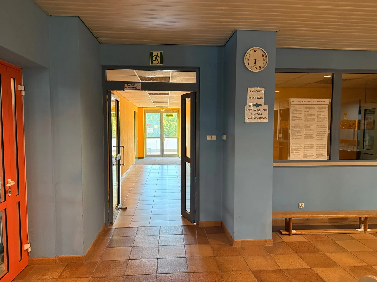 Drzwi wewnątrz budynku prowadzące do korytarza w stronę sali treningowej